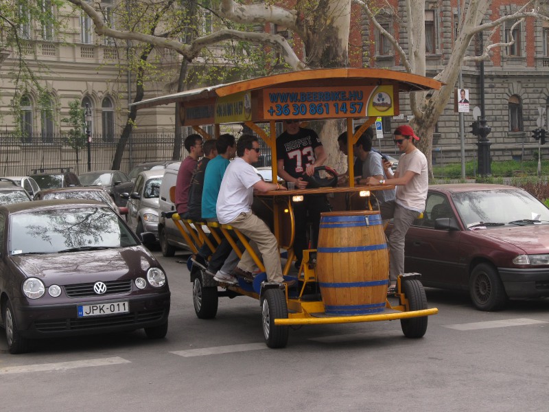 V uliciach Budapešti- nájdete pojazdné bary a rôzne iné atrakcie pre turistov.