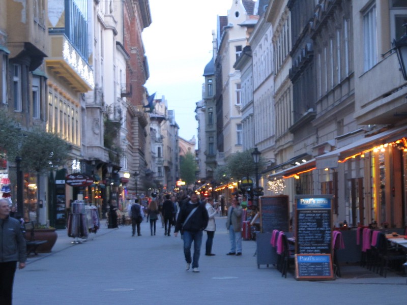 Váci utca- tu človek dokáže stráviť hodiny nakupovaním.