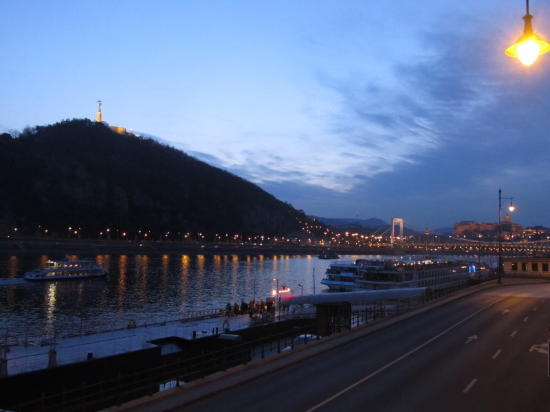 Nad Budapešť pomaly sadala tma a mesto začalo žiariť tisíckami svetiel.