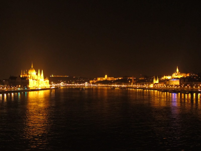 Večerná Budapešť- perla na Dunaji, nezabudnuteľný pohľad.